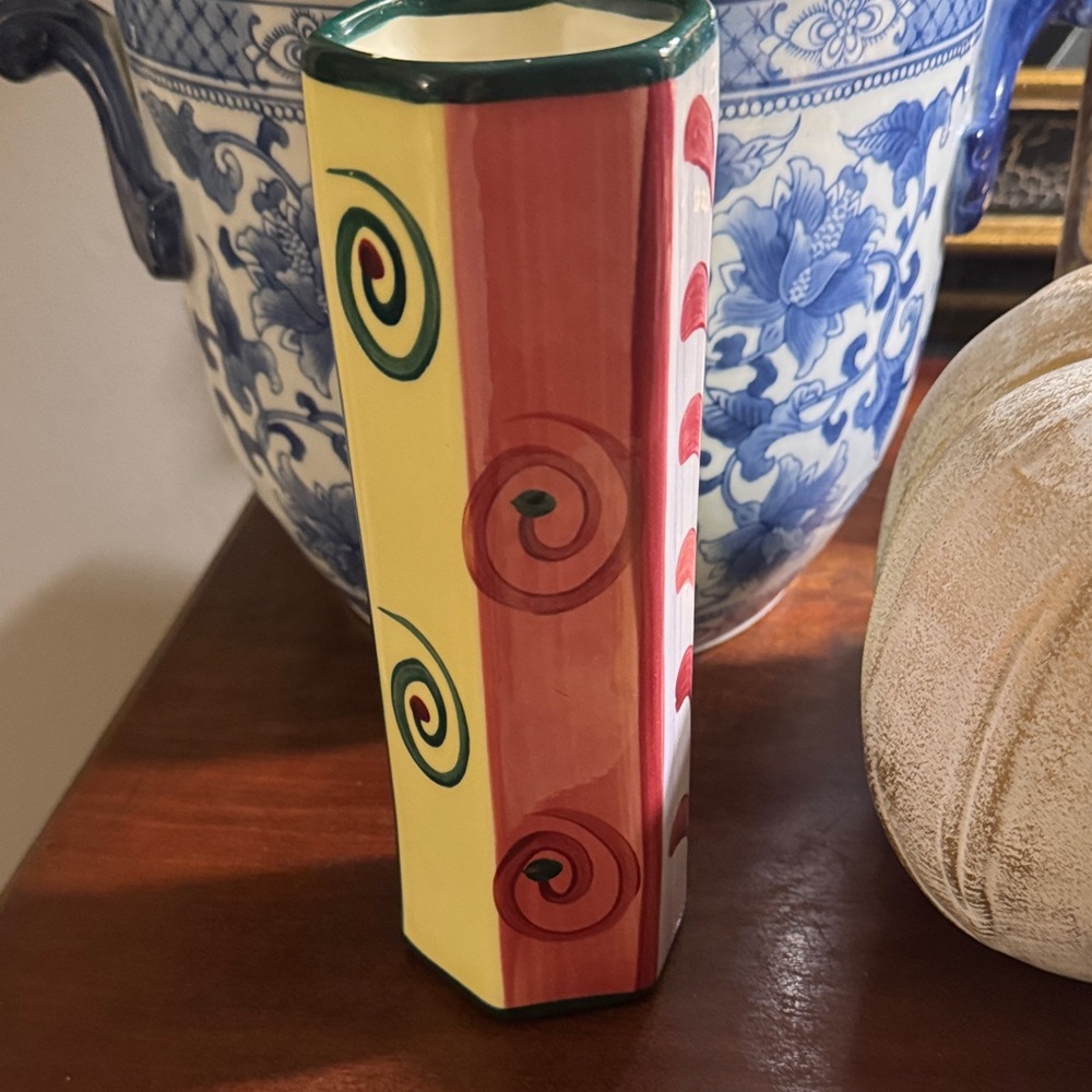 Artistic Swirl Pattern Vase